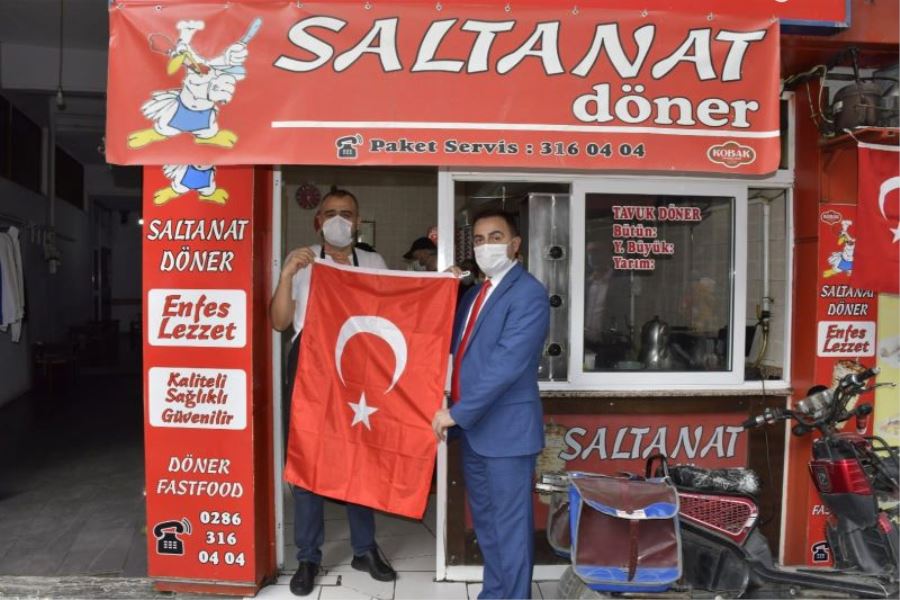 Başkan Erdoğan Türk Bayrağı Dağıttı