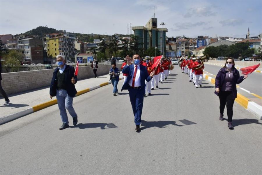 Biga’da 23 Nisan Balkonlardan Coşkuyla Kutlandı