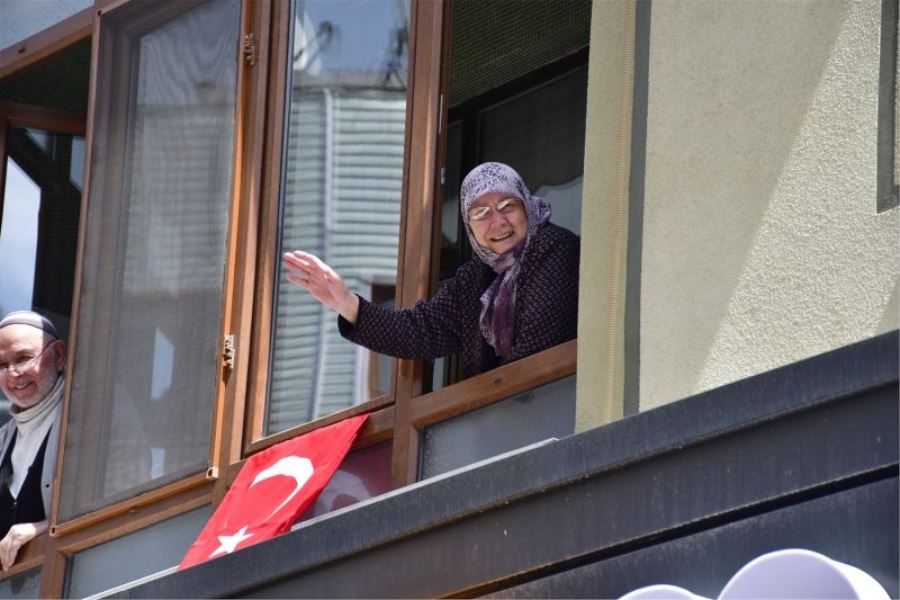 Fotoğraf: Biga’da 23 Nisan Balkonlardan Coşkuyla Kutlandı