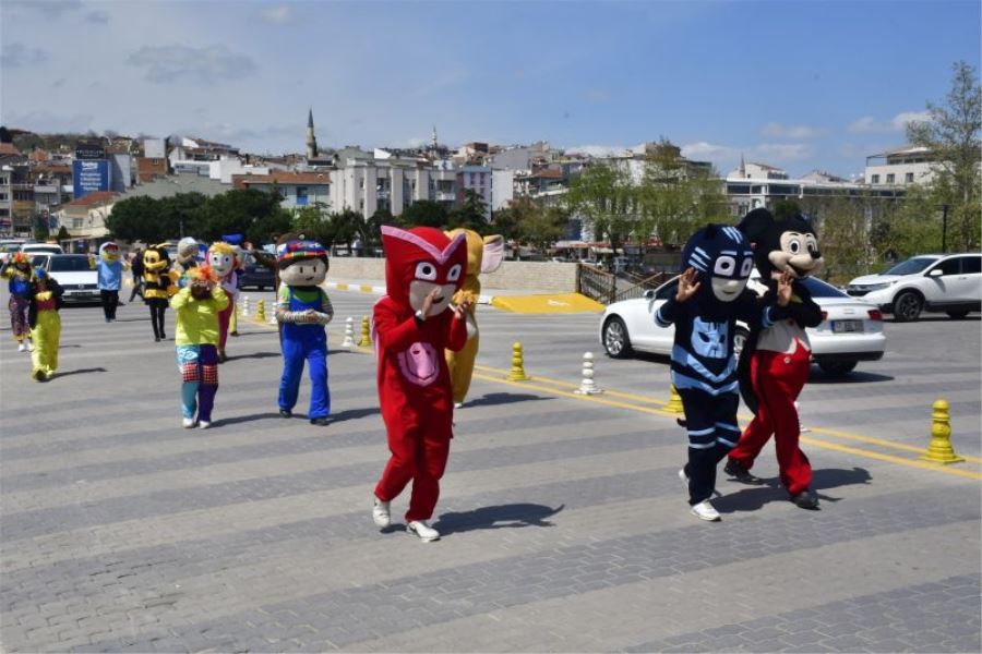 Fotoğraf: Biga’da 23 Nisan Balkonlardan Coşkuyla Kutlandı