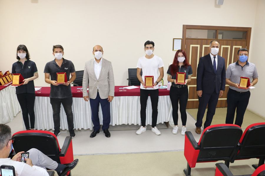 YKS Sınavında İlk 10 Bine Giren Bigalı Öğrencilere Plaketleri Ve Ödülleri Verildi