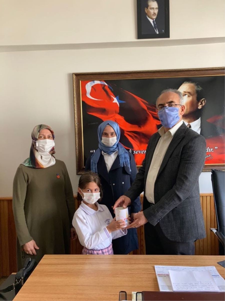 Küçük Azra Biriktirdiği Harçlıkları SMA Hastası Ahmet Alp’in Tedavisi İçin Bağışladı