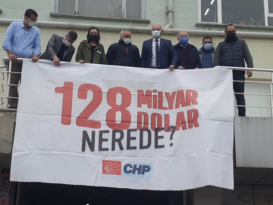 Fotoğraf: CHP Biga İlçe Teşkilatı Parti Binasına 128 Milyar Dolar Nerede? Pankartı Astı
