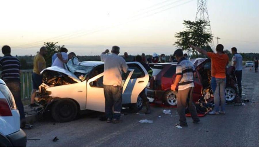 Haber Fotoğrafı: 2 Otomobil Kafa Kafaya Çarpıştı 3 Ölü 5 Yaralı