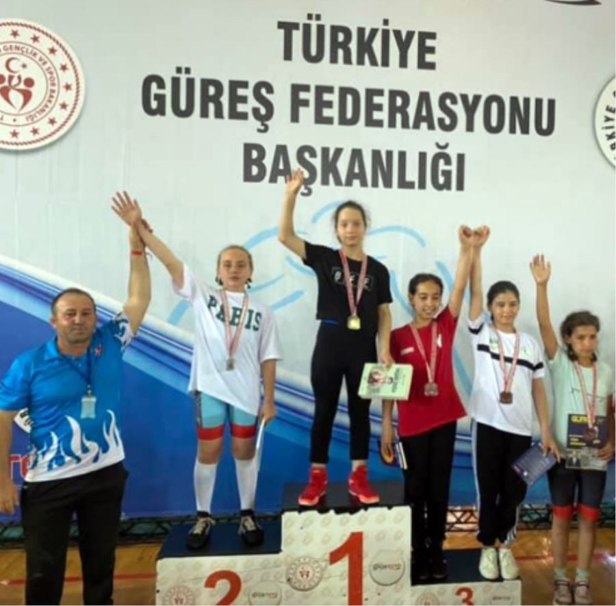 Yağmur Karanfil Minikler Türkiye Güreş Şampiyonasında Türkiye İkincisi Oldu