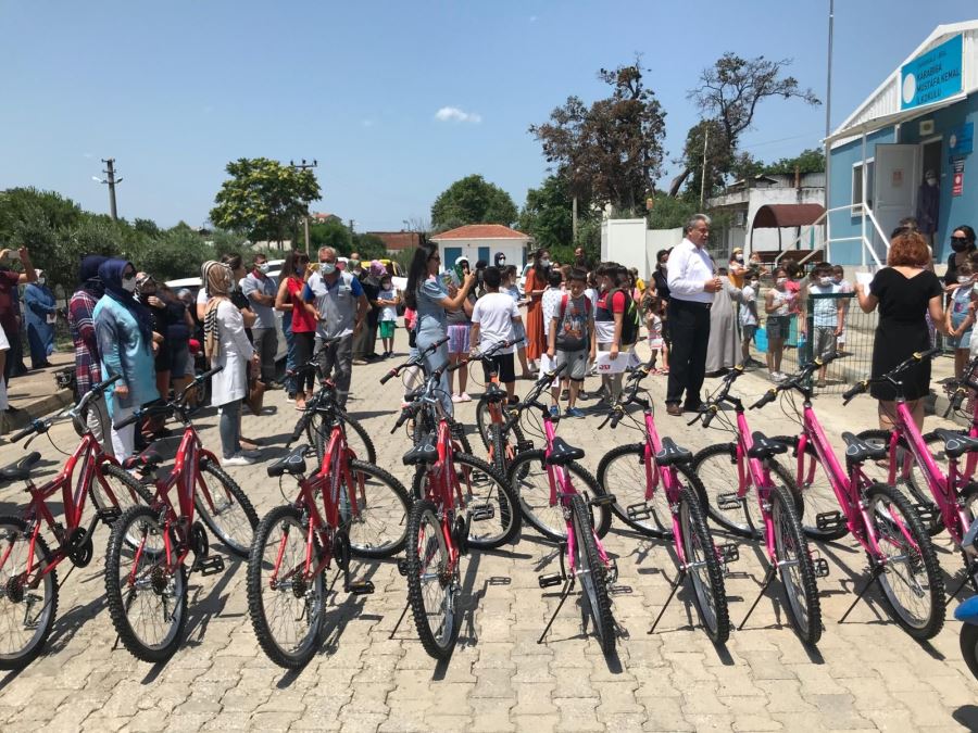 Başkan Elbi Öğrencilere Bisiklet Hediye Etti