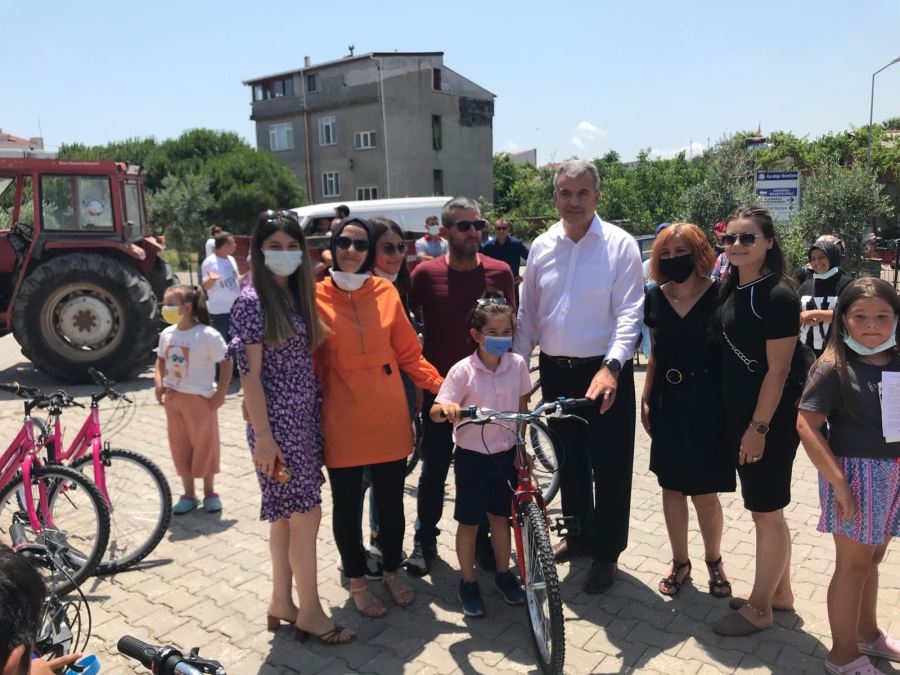 Başkan Elbi Öğrencilere Bisiklet Hediye Etti