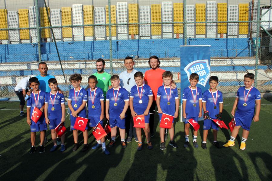 Bigaspor Yaz Futbol Okulunda 181 Öğrenci Madalyalarını Aldı