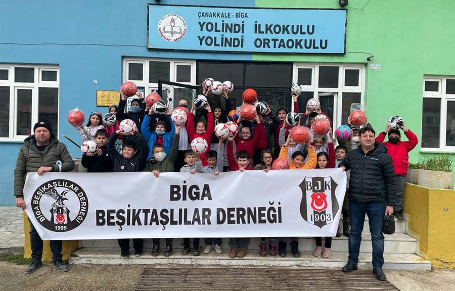Biga Beşiktaşlılar Derneği Öğrencilere Top Hediye Etti