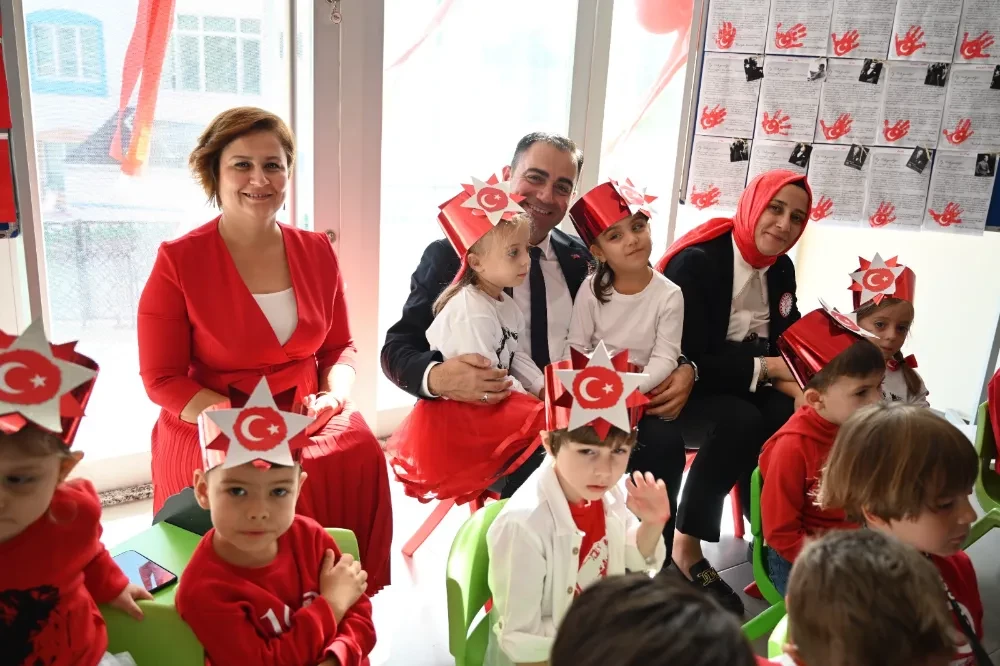 Biga Belediye Başkanı Bülent Erdoğan, Miniklerle Cumhuriyet Bayramı Kutlamalarında Buluştu